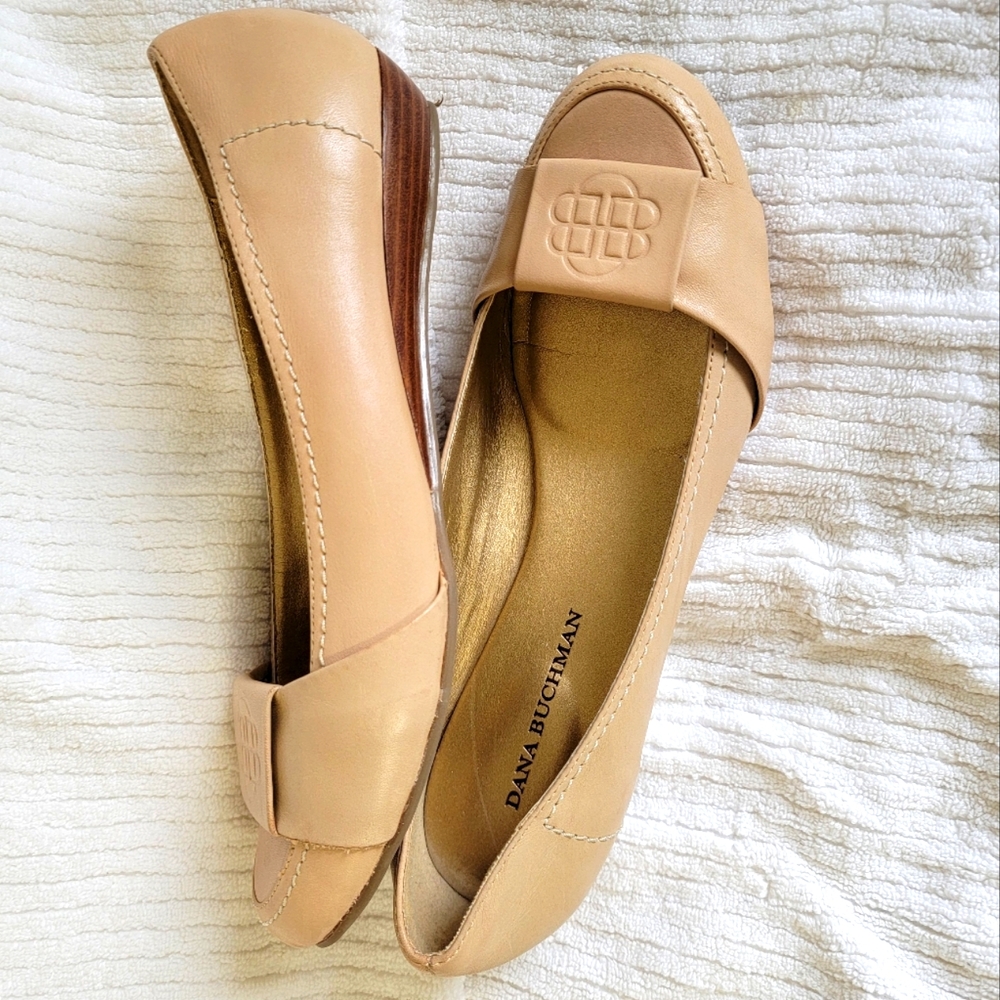 Dana Buchman nude leather flats